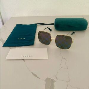NWT Gucci GG Oversized Sunglasses with GG Hologram on Lens.